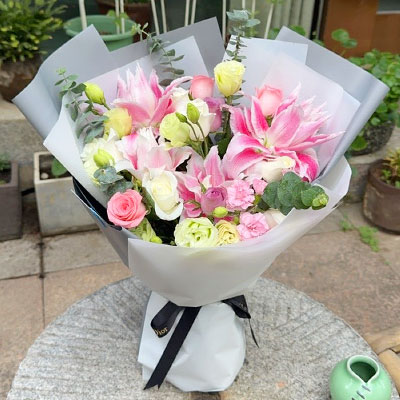 龙岩9朵玫瑰混搭百合,爱恋纯真无邪